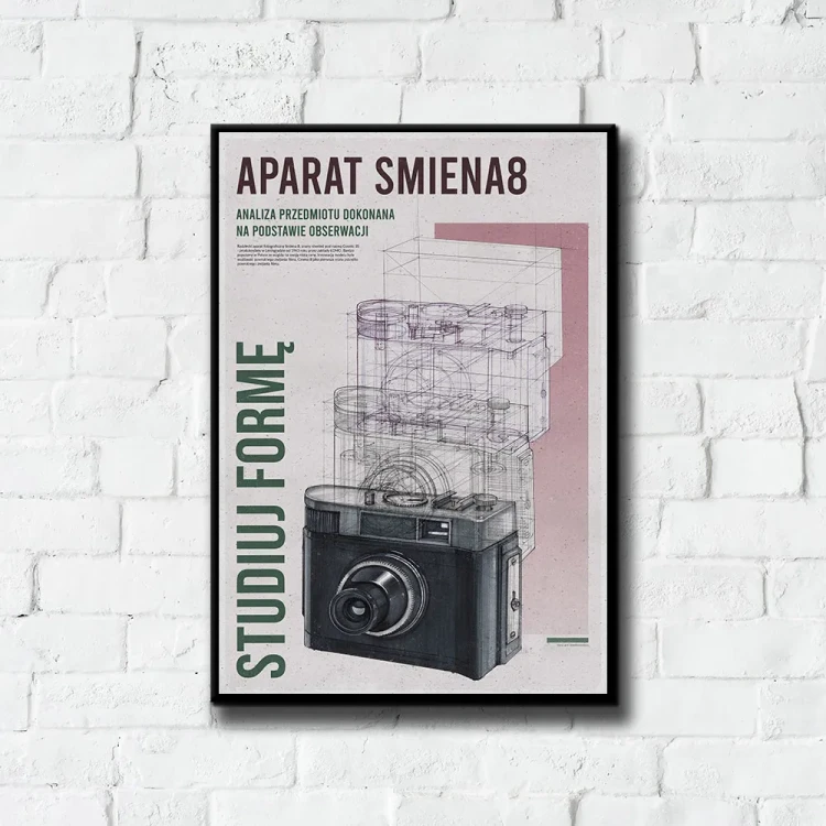 Plakat Aparat Smiena 8 tło ściana białe cegły