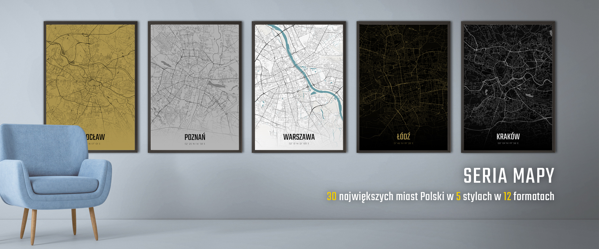 pomieszczenie, szara ściana i podłoga z lekkim odcięciem. Po lewej stoi błękitny fotel na drewnianych smukłych nogach. Na ścianie wisi pięć oprawionych plakatów, przedstawiających mapy miast w różnych stylach. Od lewej plakat Wrocław Amber w stylu bursztynowym, następnie Poznań Fog - szare tło jak za mgłą. Kolejny to Warszawa Day - białe tło, sieć ulic i przecinający z dołu do góry niebieski ślad rzeki. Następna jest Łódź Amber Night z czarny tłem i oznaczonymi na bursztynowo śladami ulic. Ostatni to Kraków Night, czarne tło i biała sieć urbanistyczna. Poniżej plakatów z prawej strony na ścianie widnieje napis " SERIA MAPY 30 największych miast Polski w 5 stylach w 12 formatach" 