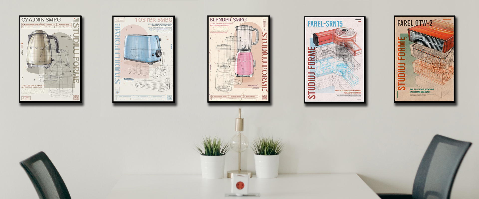 Pomieszczenie, szara ściana, po środku biały stół z lampką, dwiema roślinami w doniczkach i wystającym gniazdkiem sieciowym. Po obu stronach stołu stoją krzesła metalowe obciągnięte drobną siatką. Na ścianie wisi pięć plakatów z serii analiza przedmiotu, od lewej "Czajnik SMEG", "Toster SMEG", "Blender SMEG", "Farel-SRN15" i na końcu " Farel OTW-2"